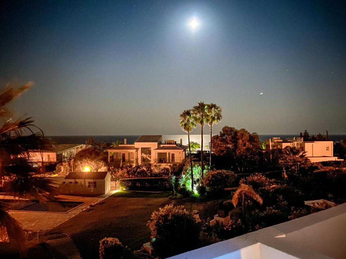 Beach Villa With Ocean View And Rooftop Cinema กีอา ภายนอก รูปภาพ